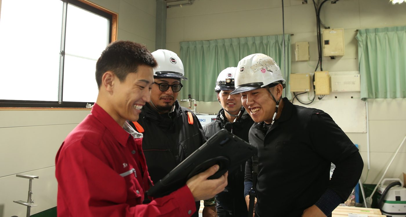工場で機械設備を扱う職人